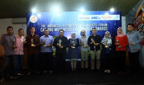 Tampak para peraih penghargaan Forwot Car and Motorcycle of The Year berpose bersama usai menerima penghargaan. 