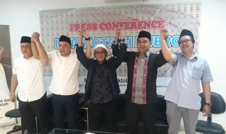  Putra KH. Ma'ruf Amin, Gus Syauqi (kopyah putih) saat konferensi pers di Markas Master C19, Menteng, Jakarta Pusat, Rabu (16/10)