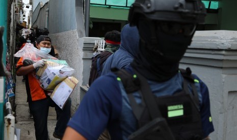 Petugas Inafis Polda Jabar membawa barang bukti milik terduga teroris saat melakukan penggeledahan rumah terduga teroris di Bandung, Jawa Barat, Rabu (16/10/2019). 