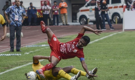 Pesepak bola Persija Jakarta Ramdani Lestaluhu (kanan) berebut bola dengan Pesepak bola Semen Padang FC Vanderley (bawah) pada lanjutan Liga 1 di Stadion Patriot Chandrabahaga, Bekasi, Jawa Barat, Rabu (16/10/2019).