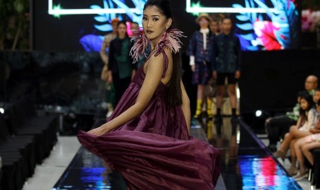 Model membawakan busana rancangan Adit Haidar saat Surabaya Fashion Week (SFW) 2019.