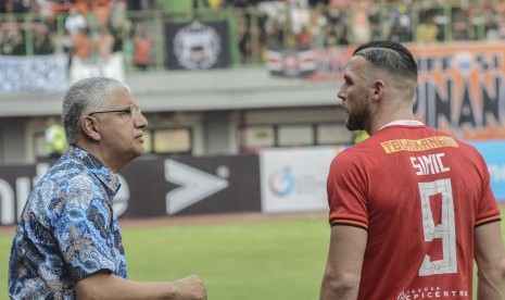 Pelatih baru Persija Edson Araujo Tavares (kiri) memberi arahan kepada Marko Simic (kanan) saat pertandingan Persija melawan Semen Padang Fc, di Stadion Patriot Chandrabhaga, Bekasi, Jawa Barat, Rabu (16/10/2019).