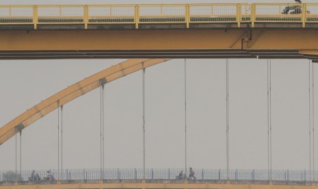 Sejumlah pengendara melintas di atas jembatan Siak I dan III ketika kabut asap tipis kembali menyelimuti Pekanbaru, Riau, Rabu (16/10/2019).