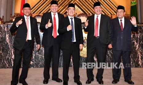 (kiri ke kanan) Lima anggota Badan Pemeriksa Keuangan (BPK) Pius Lustrilanang, Daniel Lumban Tobing, Hendra Susanto, Achsanul Qosasi dan Harry Azhar Azis berpose usai melaksanakan Pengucapan Sumpah Jabatan Anggota BPK Periode 2019-2024 di Mahkamah Agung, Jakarta, Kamis (17/10/2019). 