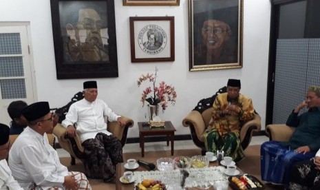 Ketua Umum Pengurus Besar Nahdlatul Ulama (PBNU), KH. Said Aqil Siradj saat silaturrahim dengan Wakil Pengasuh Pesantren Tebuireng KH. Abdul Hakim Mahfudz, Kamis (17/10). 