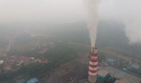 Foto udara cerobong di kawasan Pembangkit Listrik Tenaga Uap (PLTU) Ombilin di Desa Sijantang, Talawi, Sawahlunto, Sumatera Barat, Kamis (17/10/2019).