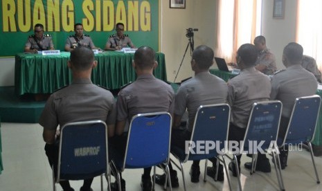 Lima orang polisi menjalani sidang disiplin di bidang Propam Polda Sulawesi Tenggara, Kendari, Sulawesi Tenggara, Kamis (17/10/2019). 