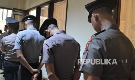 Lima orang polisi memasuki ruang sidang bidang Propam di Polda Sulawesi Tenggara, Kendari, Sulawesi Tenggara, Kamis (17/10/2019).