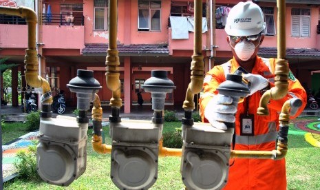 Teknisi Perusahaan Gas Negara (PGN) memeriksa jaringan gas rumah tangga di Rumah Susun Sederhana Sewa (Rusunawa) Menteng Asri, Kota Bogor, Jawa Barat, Kamis (17/10/2019).