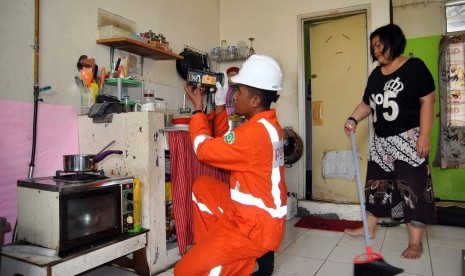 Teknisi Perusahaan Gas Negara (PGN) memeriksa jaringan gas rumah tangga di Rumah Susun Sederhana Sewa (Rusunawa) Menteng Asri, Kota Bogor, Jawa Barat, Kamis (17/10/2019).