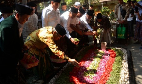 Ketua Umum PBNU KH Said Aqil Siroj (kedua kiri) menaburkan bunga di atas makam Gus Dur di Ponpes Tebuireng, Jombang, Jawa Timur, Kamis (17/10/2019).