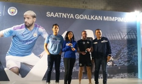 (Kika) Aktor Fedi Nuril, Senior Brand Manager Rexona Anggya Kumala, Eks Penggawa Manchester City Paul Dickov, Dokter Spesialis Kedokteran Olahraga dr Andi Kurniawan dalam rangkaian acara Manshester City Trophy Tour 2019 di Hallf Patiunus Jakarta, Kamis (17/10). 