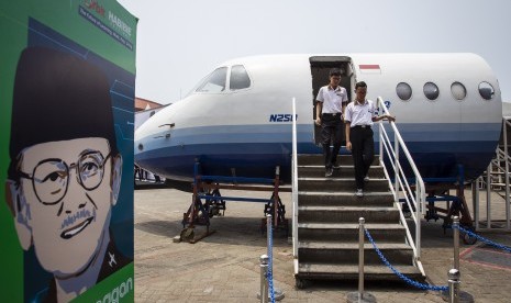 Siswa berjalan menuruni anak tangga seusai mengamati mockup kokpit pesawat N250 yang dipamerkan dalam Orbit Habibie Festival di JIExpo Kemayoran, Jakarta, Kamis (17/10/2019). Pesawat itu kini dimuseumkan di Muspusdirla Yogyakarta. (ilustrasi) 