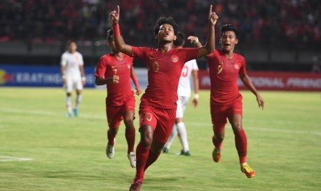 Penyerang sayap timnas Indonesia U-19 Amiruddin Bagus Kahfi (tengah) melakukan selebrasi usai mencetak gol ke gawang China U-19 saat laga uji coba di Gelora Bung Tomo, Surabaya, Jawa Timur, Kamis (17/10).