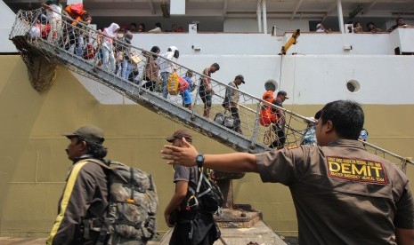 Sejumlah pengungsi dari Wamena turun dari KM Dobonsolo di Dermaga Jamrud Utara, Pelabuhan Tanjung Perak, Surabaya, Jawa Timur, Kamis (17/10/2019).