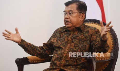 Wakil Presiden Jusuf Kalla menjawab pertanyaan saat sesi wawancara khusus dengan Antara di Jakarta, Kamis (17/10/2019).