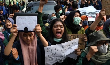 Sejumlah mahasiswa berunjuk rasa di Jalan Merdeka Barat, Jakarta, Kamis (17/10/2019).