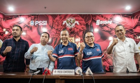 Anggota Komite Pemilihan (KP) PSSI Budiman Dalimunthe (tengah) bersama empat anggota Komite Banding Pemilihan (KBP) PSSI Ponaryo Astaman (kiri), Djoko Tetuko (kedua kiri), Mahfudin Nigara (kedua kanan), dan Alfis Primatra (kanan) berfoto bersama seusai memberikan keterangan pers terkait Kongres PSSI, di Kantor PSSI, Jakarta, Kamis (17/10/2019).