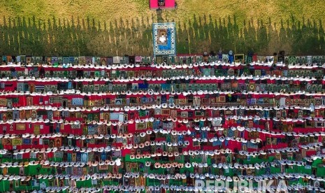 Foto udara umat Islam melaksanakan shalat minta hujan (Istisqa) di lapangan Bumi Gora Kantor Gubernur NTB di Mataram, Jumat (18/10/2019).