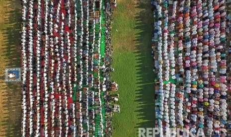 Foto udara umat Islam melaksanakan sholat minta hujan (Istisqa) di lapangan Bumi Gora Kantor Gubernur NTB di Mataram, Jumat (18/10/2019).