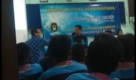 Salah satu cuplikan video pemukulan siswa SMK Muhammadiyah 2 Malang oleh motivator. 