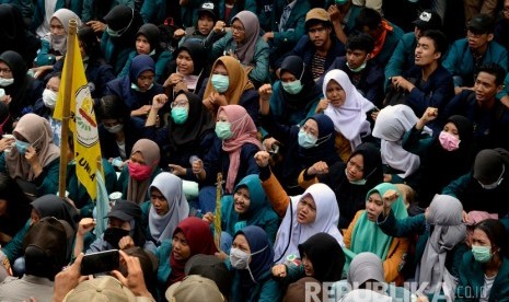 Sejumlah mahasiswa di Lampung berunjuk rasa di depan kantor Dewan Perwakilan Rakyat Daerah (DPRD) Lampung, Jumat (18/10/2019). 