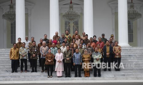 Presiden Joko Widodo (ketiga kiri) didampingi Ibu Negara Iriana Joko Widodo (kedua kiri) bersama Wakil Presiden Jusuf Kalla (ketiga kanan) dan Ibu Wakil Presiden Mufidah Jusuf Kalla (kedua kanan) berfoto bersama sejumlah menteri sebelum acara silaturahmi kabinet kerja di Istana Merdeka, Jakarta, Jumat (18/10/19). 