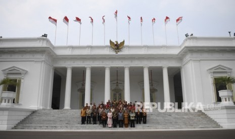 Presiden Joko Widodo (ketiga kiri) didampingi Ibu Negara Iriana Joko Widodo (kedua kiri) bersama Wakil Presiden Jusuf Kalla (ketiga kanan) dan Ibu Wakil Presiden Mufidah Jusuf Kalla (kedua kanan) berfoto bersama sejumlah menteri sebelum acara silaturahmi kabinet kerja di Istana Merdeka, Jakarta, Jumat (18/10/19).