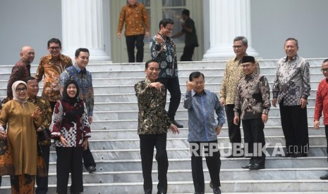 Presiden Joko Widodo (kiri) bersama Wakil Presiden Jusuf Kalla (kanan) bersiap untuk berfoto bersama sebelum acara silaturahmi kabinet kerja di Istana Merdeka, Jakarta, Jumat (18/10/19). 