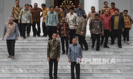 Presiden Joko Widodo (kiri) bersama Wakil Presiden Jusuf Kalla (kanan) bersiap untuk berfoto bersama sebelum acara silaturahmi kabinet kerja di Istana Merdeka, Jakarta, Jumat (18/10/19).