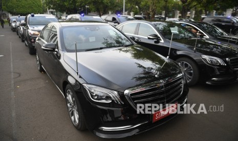 Mobil delegasi tamu negara untuk acara pelantikan Presiden Joko Widodo dan Wakil Presiden Ma'ruf Amin terparkir di halaman Komplek Istana Kepresidenan, Jakarta, Jumat (18/10/2019). 