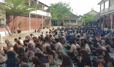 Siswa/ siswi SMKN 1 Sayung, Kecamatan Sayung, Kabupaten Demak, Jawa Tengah menggelar istigotsah dan doa bersama bagi kelancaran acara pelantikan Presiden dan Wakil Presiden trrpilih periode 2019- 2024, yang akan dilaksanakan 20 Oktober 2019 lusa.