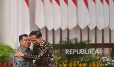 Presiden Joko Widodo (kanan) berpelukan dengan Wakil Presiden Jusuf Kalla (kiri) dalam acara silaturahmi kabinet kerja di Istana Negara, Jakarta, Jumat (18/10/2019). 