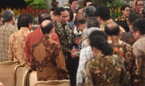 Presiden Joko Widodo (tengah) berjabat tangan dengan sejumlah menteri dalam acara silaturahmi kabinet kerja di Istana Negara, Jakarta, Jumat (18/10/2019). 