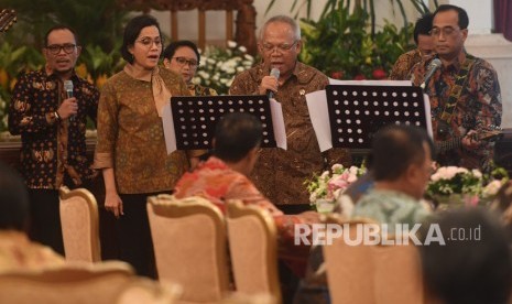 Dari kiri, Menaker Hanif Dhakiri, Menkeu Sri Mulyani, Menlu Retno Marsudi, Menteri PUPR Basuki Hadi Muljono dan Menhub Budi Karya Sumadi bernyanyi dalam acara silaturahmi kabinet kerja di Istana Negara, Jakarta, Jumat (18/10/2019). 