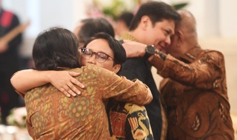 Menteri Luar Negeri Retno Marsudi (kanan) berpelukan dengan Menteri Keuangan Sri Mulyani (kiri) dalam acara silaturahmi kabinet kerja di Istana Negara, Jakarta, Jumat (18/10/19).