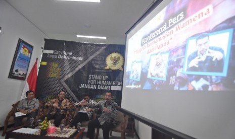 Ketua Komnas HAM Ahmad Taufan Damanik (kanan) bersama Komisioner Bidang Pemantauan dan Penyelidikan Komnas HAM Amiruddin Al Rahab (kedua kanan), Komisioner Bidang Pendidikan dan Penyuluhan Komnas HAM Beka Ulung Hapsara (kedua kiri), dan moderator Nurjaman (kiri) menyampaikan konferensi pers 'Tragedi Kemanusiaan Wamena dan Papua' di Kantor Komnas HAM, Jakarta, Jumat (18/10/2019).