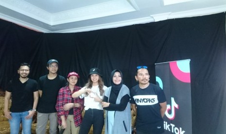 Pengumuman pemenang kompetisi #TheNextStar Tiktok yang diselenggarakan Tiktok dan Warner Music Indonesia. Pemenang berkesempatan merasakan pengalaman rekaman bersama band Kotak.