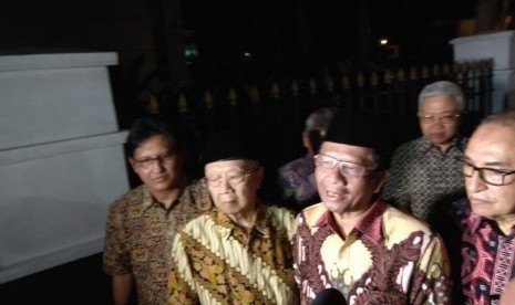 Sejumlah tokoh yang tergabung dalam Gerakan Suluh Kebangsaan menemui Wakil Presiden Jusuf Kalla, dua hari jelang purna tugas sebagai wakil presiden di Rumah Dinas Wakil Presiden, Jalan Diponegoro, Menteng, Jakarta, Jumat (18/10).