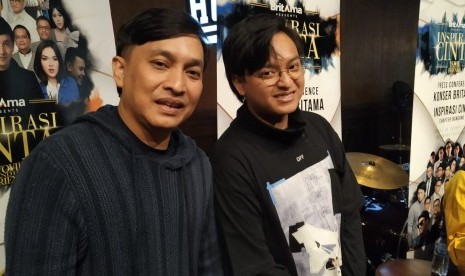 Musikus Yovie Widianto (kiri) dan anaknya, Arsy Widianto (kanan).