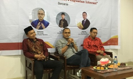 Pimpinan Redaksi (Pemred) Harian Republika Irfan  Junaidi memberikan materi Pelatihan Menulis Opini kepada para kader muda  Muhammadiyah. 