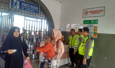 Penumpang di Terminal Mandala Lebak. (ilustrasi). Terminal Mandala Lebak, Banten, menyiapkan sebanyak 100 bus Angkutan Kendaraan Antar Provinsi (AKAP) dan Angkutan Kota Dalam Provinsi (AKDP).