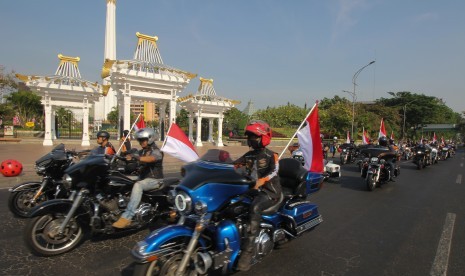 Komunitas 'motor gede' melintas dengan membawa Bendera Merah Putih saat Parade Merah Putih Indonesia Damai di Surabaya, Jawa Timur, Sabtu (19/10/2019).