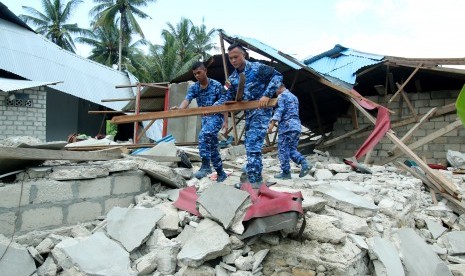 Personel Pangkalan TNI Angkatan Udara (Lanud) Pattimura membantu membersihkan puing-puing rumah warga yang rusak akibat diguncang gempa bumi di Desa Liang, Kecamatan Salahutu, Pulau Ambon, Kabupaten Maluku Tengah, Maluku, Sabtu (19/10/2019). 