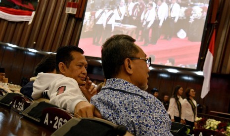 Ketua MPR Bambang Soesatyo (kiri) berbincang dengan Wakil Ketua MPR Zulkifli Hasan saat gladi bersih pelantikan presiden dan wakil presiden masa jabatan 2019-2024 di Kompleks Parlemen, Senayan, Jakarta, Sabtu (19/10/2019).