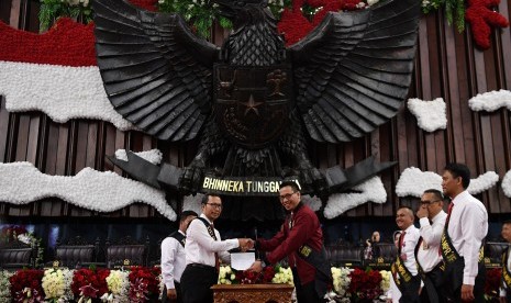 Petugas melakukan gladi bersih pelantikan presiden dan wakil presiden masa jabatan 2019-2024 di Kompleks Parlemen, Senayan, Jakarta, Sabtu (19/10/2019).