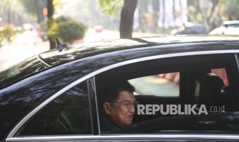 Wakil Presiden Jusuf Kalla meninggalkan Istana Wakil Presiden pada hari terakhirnya bertugas di Jakarta, Sabtu (19/10/2019). 