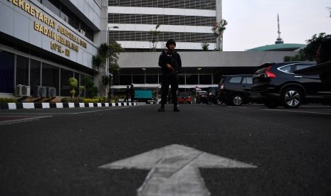 Personel Gegana Mabes Polri melakukan simulasi pengamanan jelang pelantikan presiden dan wakil presiden masa jabatan 2019-2024 di Kompleks Parlemen, Senayan, Jakarta, Sabtu (19/10/2019).