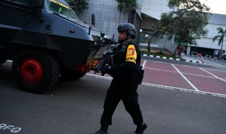 Personel Gegana Mabes Polri melakukan simulasi pengamanan jelang pelantikan presiden dan wakil presiden masa jabatan 2019-2024 di Kompleks Parlemen, Senayan, Jakarta, Sabtu (19/10/2019).