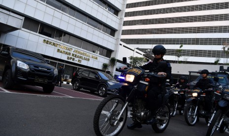 Pasukan Gegana Mabes Polri melakukan simulasi pengamanan jelang pelantikan presiden dan wakil presiden masa jabatan 2019-2024 di Kompleks Parlemen, Senayan, Jakarta, Sabtu (19/10/2019). 